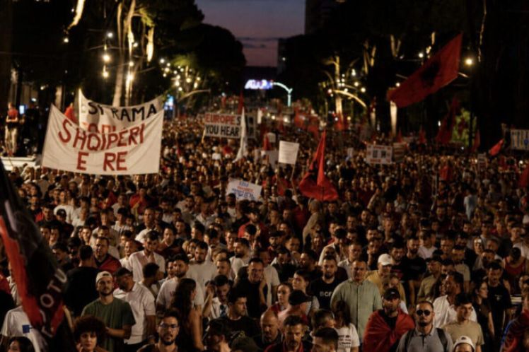 Αλβανία: αυθόρμητη αντίδραση ενός δοκιμασμένου λαού