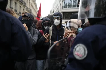 Τη ζωή τους πίσω