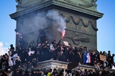 Από τη Γαλλία στην Αλβανία και από εκεί στην Ιταλία. Μετά;;; ,του Αλέκου Αναγνωστάκη
