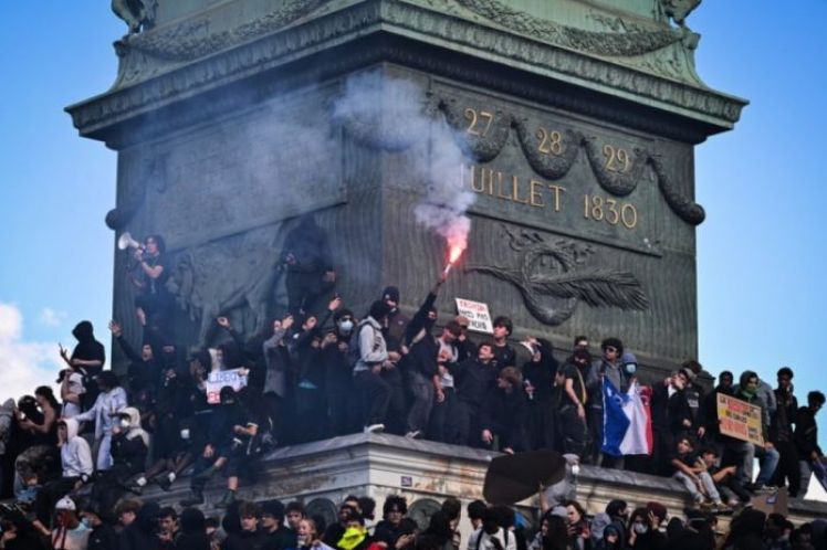 Από τη Γαλλία στην Αλβανία και από εκεί στην Ιταλία. Μετά;;; ,του Αλέκου Αναγνωστάκη