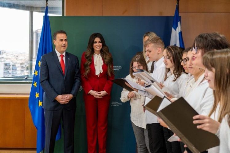 Το γατάκι (Κίμπερλι) κι ο ελέφαντας (Κάθετος Διάδρομος), του Λεωνίδα Βατικιώτη