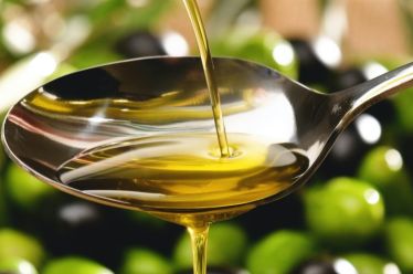 Να εντάξουμε το ελαιόλαδο και τις ελιές στην καθημερινή μας διατροφή.