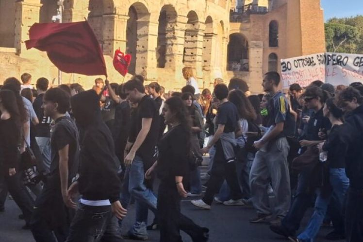 Ιταλία: Η σκιά του πολέμου πάνω από τις διαδηλώσεις των μαθητών