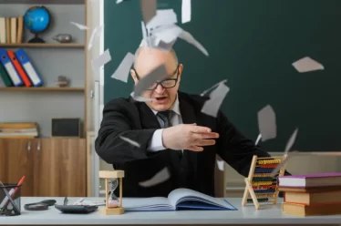 Το σχολείο που διώχνει τους δασκάλους του: Παραιτήσεις, άδειες και μια ζωή με το βλέμμα στη σύνταξη
